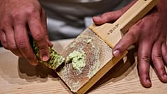 Sushi-Koch Toshiya Matsushita bereitet frischen Wasabi zu