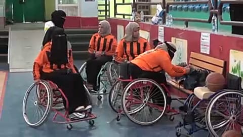 Mujeres discapacitadas de Yemen superan la guerra y la COVID-19 para jugar al baloncesto