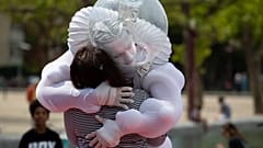 Umarmung vor dem Rijksmuseum, Juni 2020