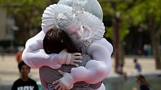 Umarmung vor dem Rijksmuseum, Juni 2020