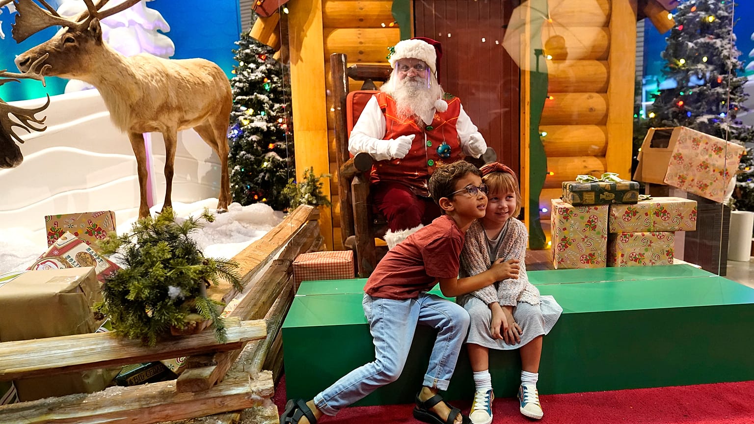 Hawaii'de Noel Baba ile fotoğraf çektiren çocuklar, ABD  