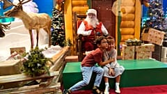 Hawaii'de Noel Baba ile fotoğraf çektiren çocuklar, ABD  