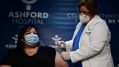 La terapeuta Yahaira Alicea recibe la primera vacuna contra la COVID-19 en Puerto Rico