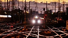 Ein Zug verlässt den Hauptbahnhof Frankfurt (Main)