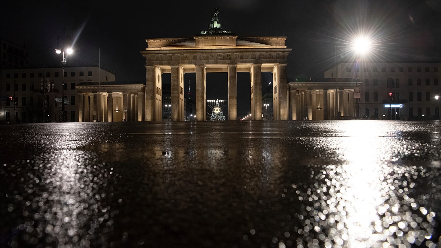 Das verlassene Brandenburger Tor in Berlin.