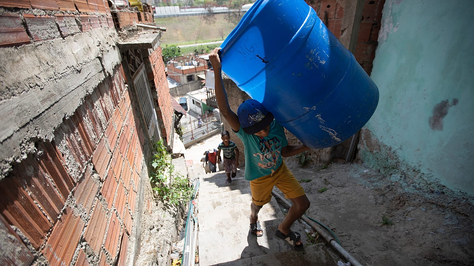 Niños y adolescentes deben ayudar a sus padres a buscar agua en manantiales caraqueños para poder realizar las tareas básicas del hogar. 