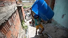 Niños y adolescentes deben ayudar a sus padres a buscar agua en manantiales caraqueños para poder realizar las tareas básicas del hogar. 