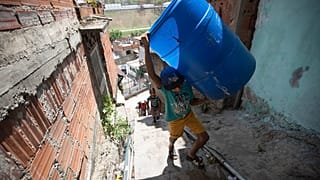 Niños y adolescentes deben ayudar a sus padres a buscar agua en manantiales caraqueños para poder realizar las tareas básicas del hogar.