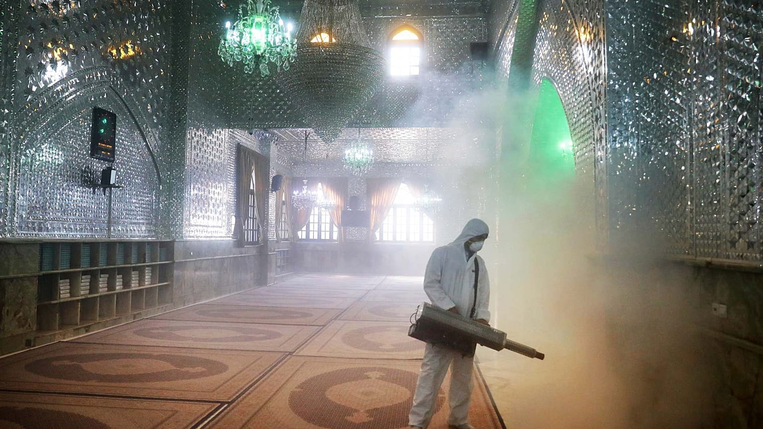 تعقيم أحد الأضرحة شمال طهران، 6 مارس 2020