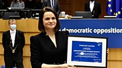 Belarus-Oppositionsführerin Swetlana Tichanowskaja bei der Entgegennahme des Sacharow-Preises im Europäischen Parlament in Brüssel 