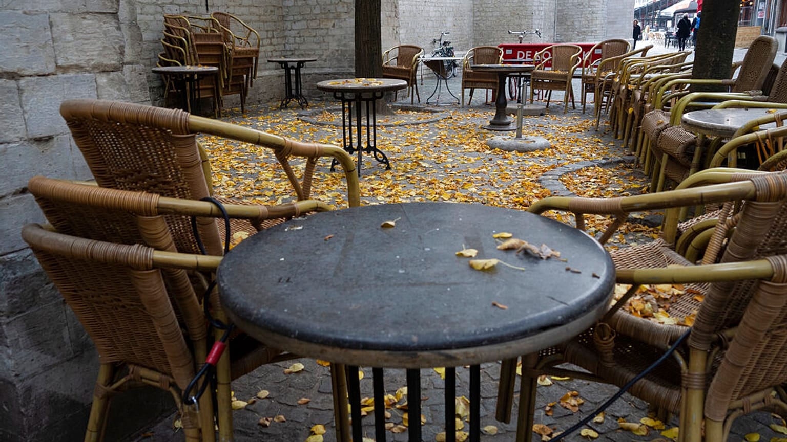 Belçika'nın Antwerp şehrinde boş bir restoran terası (Arşiv)