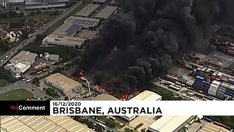 Recycling-Fabrik steht in Flammen