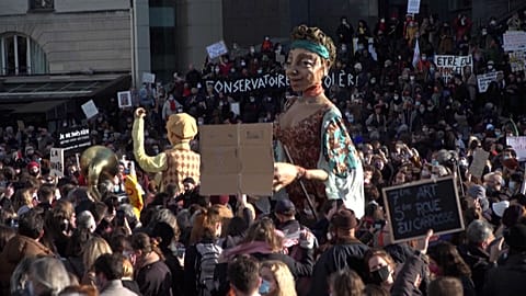 Französische KünstlerInnen protestieren gegen die Corona-Maßnahmen.