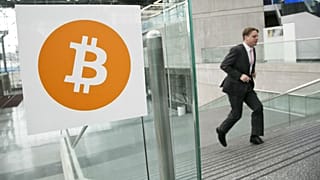 نشان تجاری بیتکوین در ورودی مرکز کنفرانسی در نیویورک