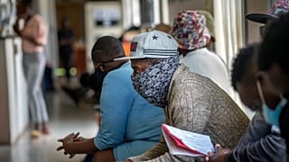 Güney Afrika'da gönüllü olarak aşı testine katılan vatandaşlar 
