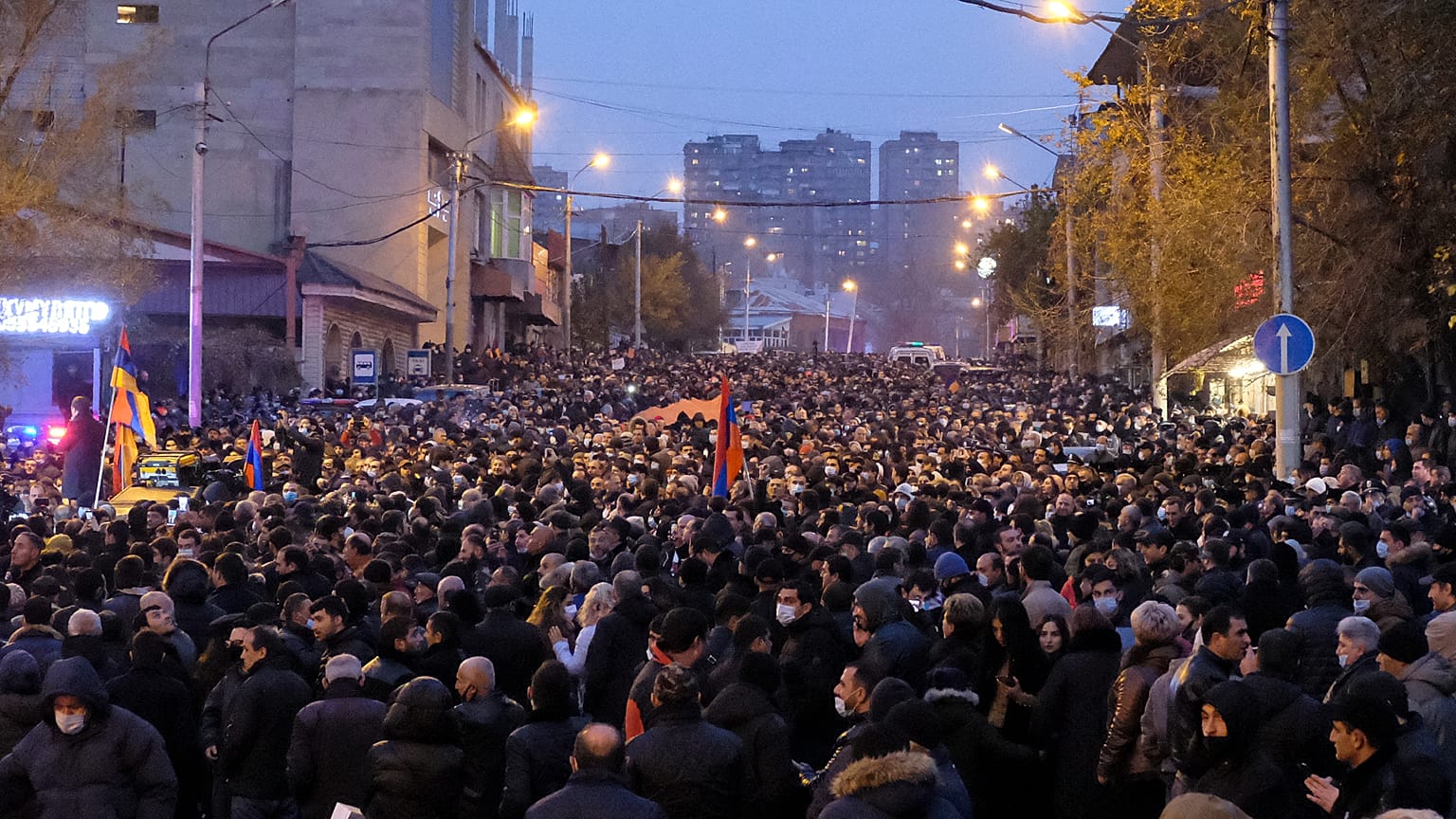 Ermenistan'ın başkenti Erivan'da toplanan binlerce kişi Başbakan Nikol Paşinyan'ın istifasını istemişti (arşiv) 