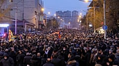 Ermenistan'ın başkenti Erivan'da toplanan binlerce kişi Başbakan Nikol Paşinyan'ın istifasını istemişti (arşiv) 