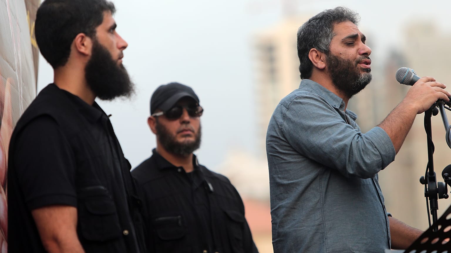 فضل شاكر منشداً في إحدى المناسبات الدينية 