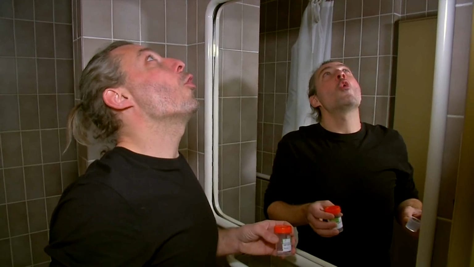 Uno de los miembros de la Filarmónica de Praga haciendo un test de gárgaras