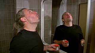 Uno de los miembros de la Filarmónica de Praga haciendo un test de gárgaras