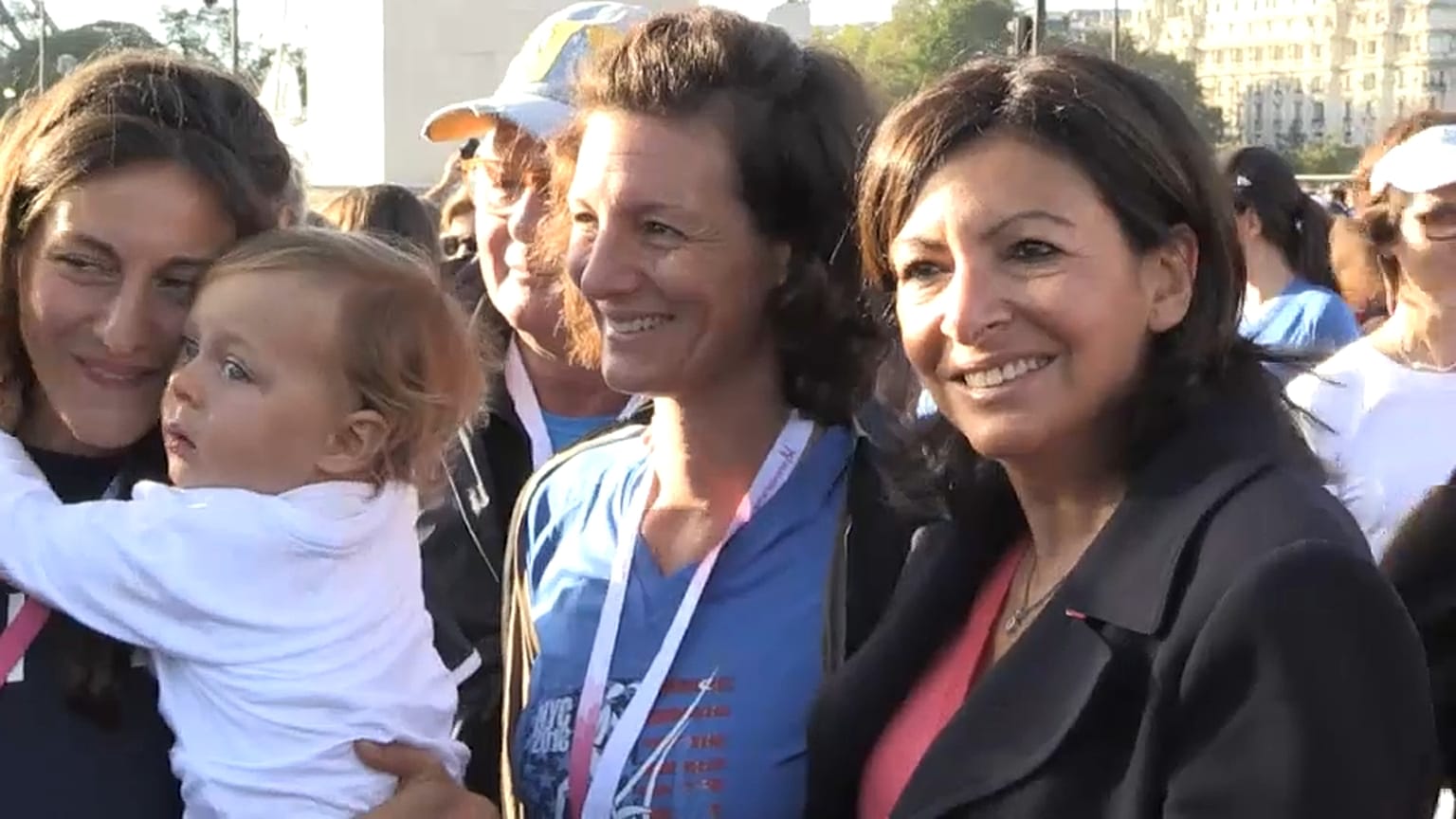La alcaldesa de París, Anne Hidalgo (derecha), acompañada de dos mujeres y un bebé
