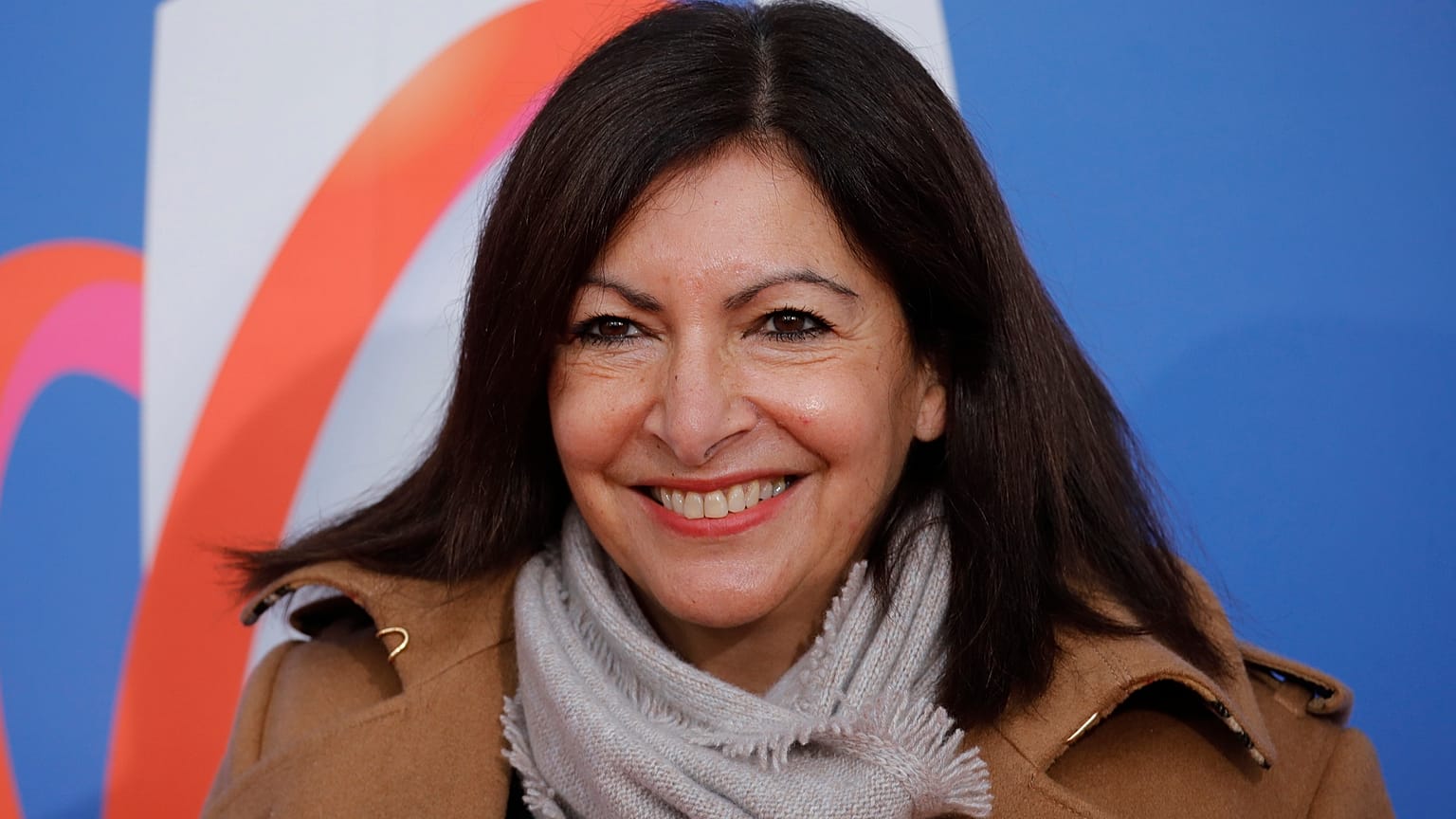 Die Strafe für zu viele Direktorinnen in ihrer Verwaltung zahle sie gerne, so die Pariser Bürgermeisterin Hidalgo.