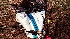İçine yerleştirilen bombanın infilak etmesi sonucu İskoçya'nın Lockerbie kenti üzerinde düşen  Pan Amerikan Havayollarına ait uçağın enkazı (arşiv) 