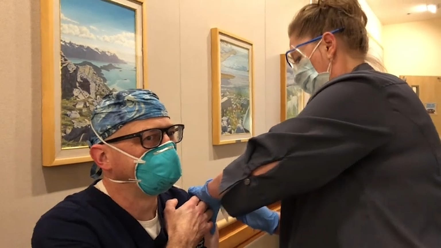Un sanitario recibe la primera dosis de la vacuna de Pfizer en Alaska