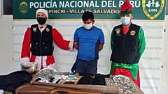 Weihnachtlich verkleidete Polizisten mit mutmaßlichem Drogendealer. 