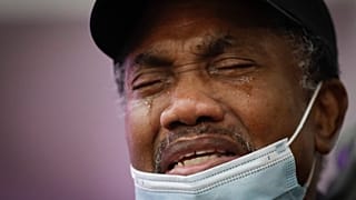 رجل يبكي ابنته التي توفيت بسبب فيروس كورونا