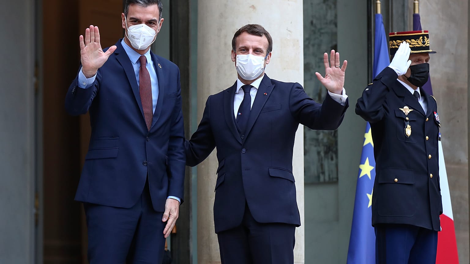 Los presidentes Emmanuel Macron y Pedro Sánchez en una imagen del lunes 14 de diciembre.