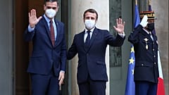 Los presidentes Emmanuel Macron y Pedro Sánchez en una imagen del lunes 14 de diciembre.