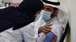 وزير الصحة السعودي توفيق الربيعة يتلقى أول جرعة من فايزر-بيوانتك ضد فيروس كورونا في العاصمة الرياض