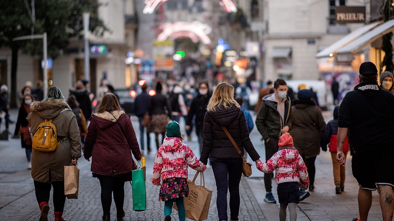 Une rue piétonne en France, quelques jours avant Noël