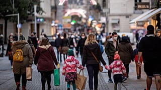 Une rue piétonne en France, quelques jours avant Noël