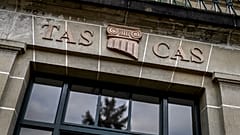 Логотип на здании Спортивного арбитражного суда в Лозанне