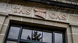Логотип на здании Спортивного арбитражного суда в Лозанне
