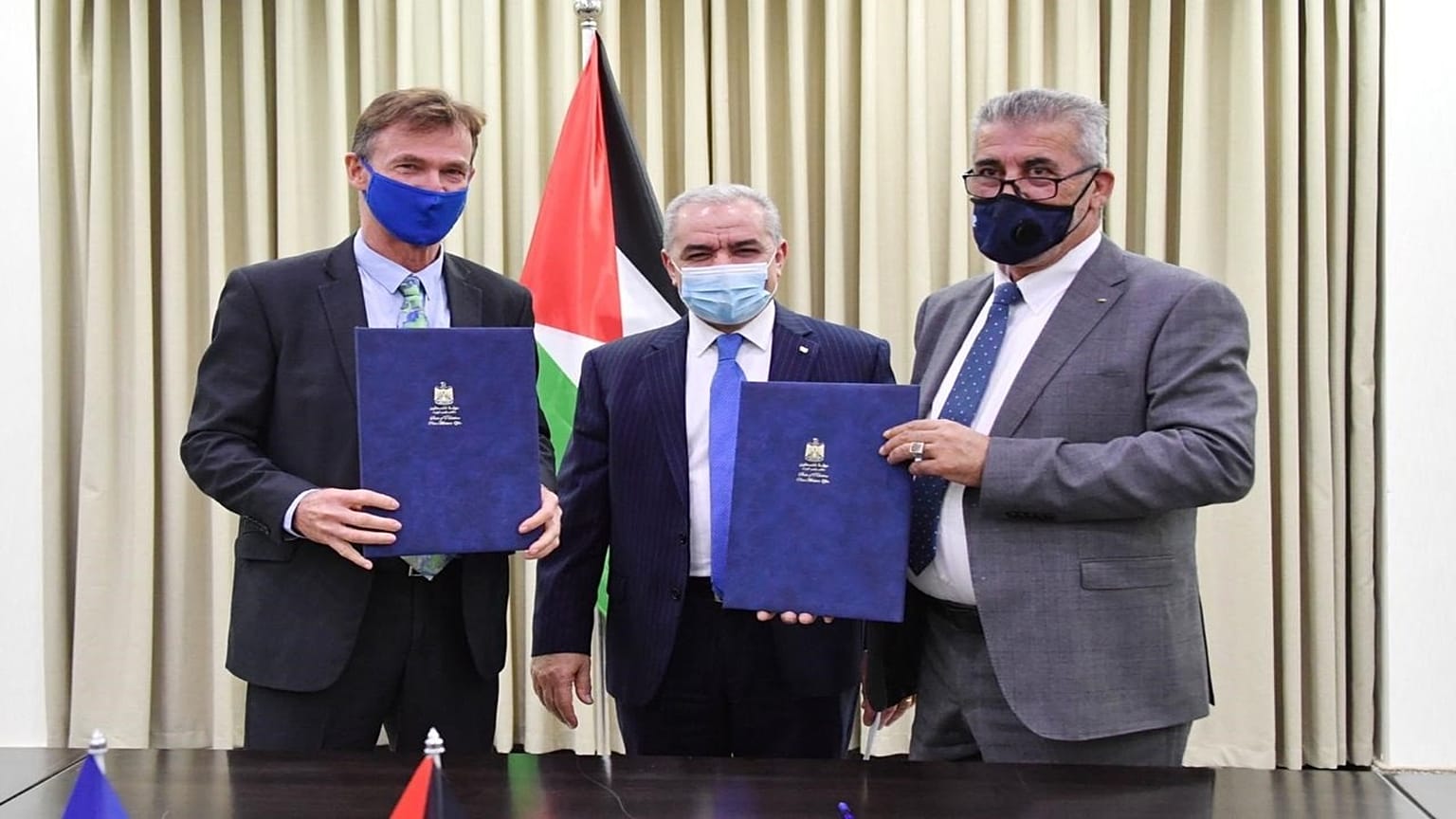 من اليمين إلى الشمال: وزير الحكم المحلي مجدي الصالح، رئيس الوزراء الفلسطيني محمد اشتية وممثل الاتحاد الأوروبي سفين كون فون بورغسدورف