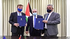 من اليمين إلى الشمال: وزير الحكم المحلي مجدي الصالح، رئيس الوزراء الفلسطيني محمد اشتية وممثل الاتحاد الأوروبي سفين كون فون بورغسدورف
