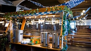 La Hofbraeu Berlin, grande birreria della capitale tedesca, accoglie i senzatetto