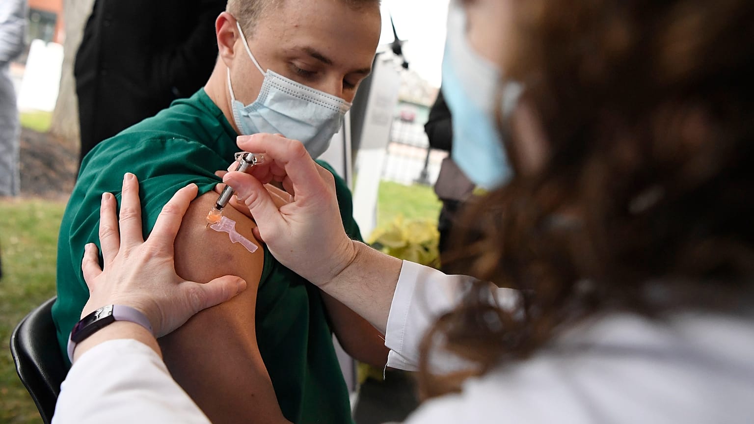 Un operatore sanitario vaccinato in Connecticut, Usa