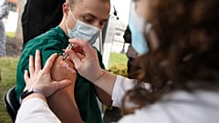 Un operatore sanitario vaccinato in Connecticut, Usa