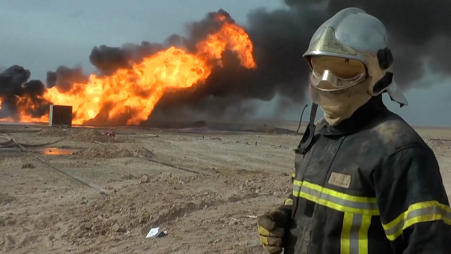 Des pompiers irakiens éteignent le gigantesque incendie d'un puits de pétrole
