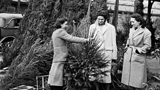 Unas mujeres compran un árbol de Navidad en París, Francia, el 14 de diciembre de 1951.
