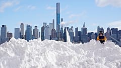 Vor der Skyline von Manhattan türmen sich meterhohe Schneemassen