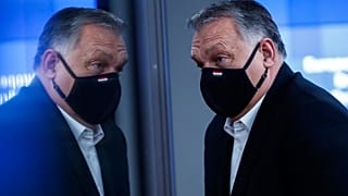 Orbán Viktor távozik a brüsszeli EU-csúcsról 2020. december 11-én