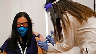 Eine Corona-Impfung in den USA: Schmerzen an der Einstichstelle sind normal. 