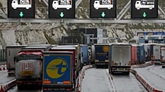 Camion in coda al porto di Dover l'11 dicembre 2020