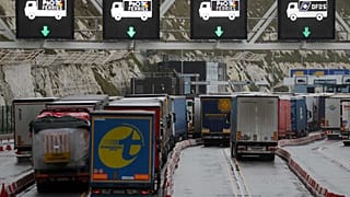 Camion in coda al porto di Dover l'11 dicembre 2020