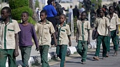 Einige der 344 freigelassenen Jungen. Sie trugen nach einer Woche Gefangenschaft immer noch ihre Schuluniformen
